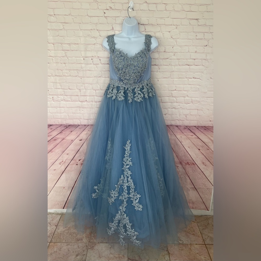 NWOT QUINCEAÑERA, PROM DUSTY BLUE TULLE EMBROIDERY APPLIQUÉS CHARMING Corset